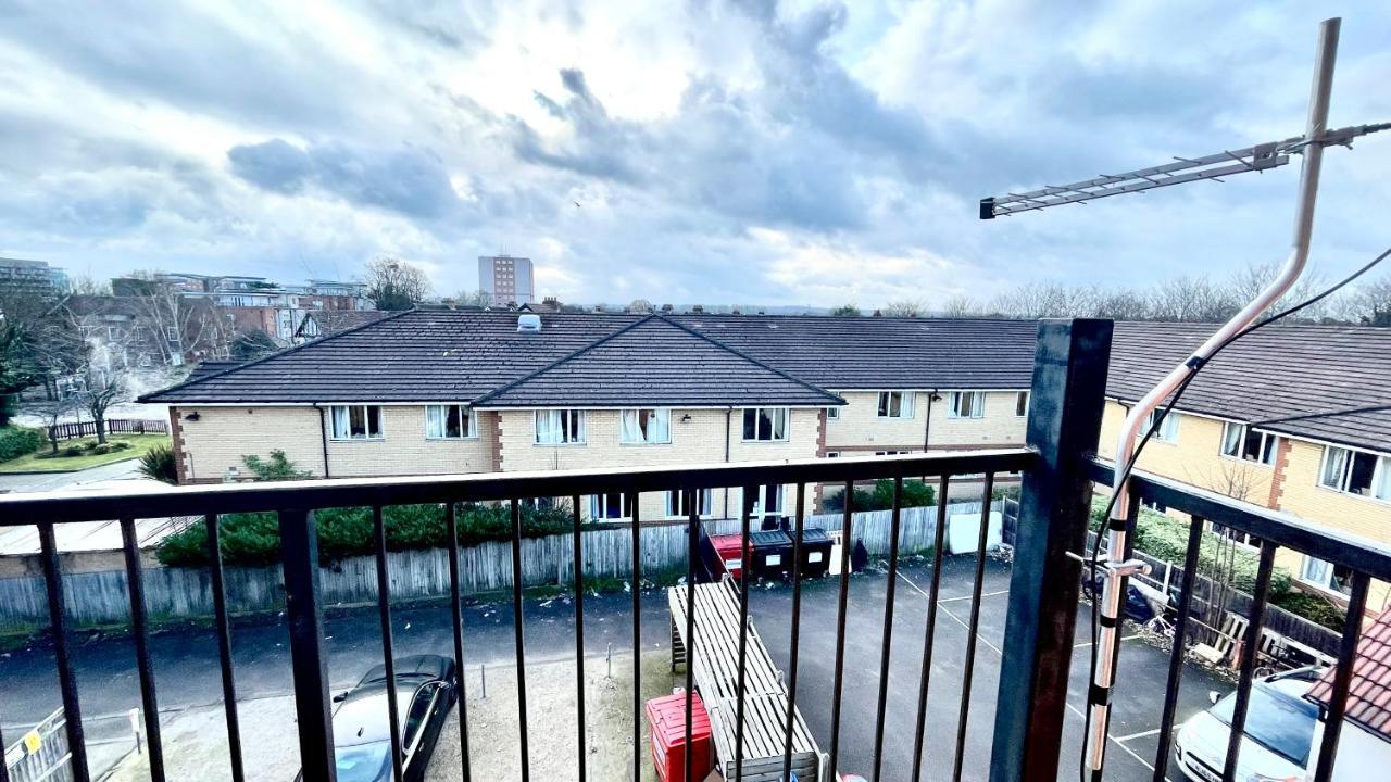 Holiday Flat In Central Slough Near To London Heathrow And Windsor With Free Car Park Exteriör bild